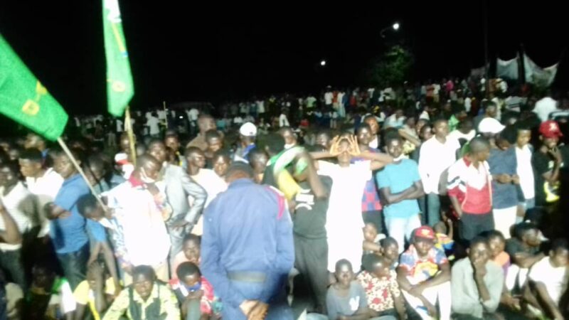 Lomami : longue attente de Félix Tshisekedi à Kabinda, la population quitte le lieu d’accueil et se concentre au gouvernorat pour le meeting