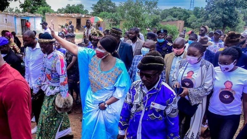 Lualaba :  la gouverneure Fifi Masuka Saini au village Mwamfwe pour les 25 ans de règne du chef Pierrot Mwimbu Mwanza