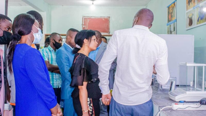 RDC: Gueda Yav, directrice générale de la compagnie Mwant Jet, fait un don d’une connexion Internet, des livres et ordinateurs à l’ISTA/Gombe