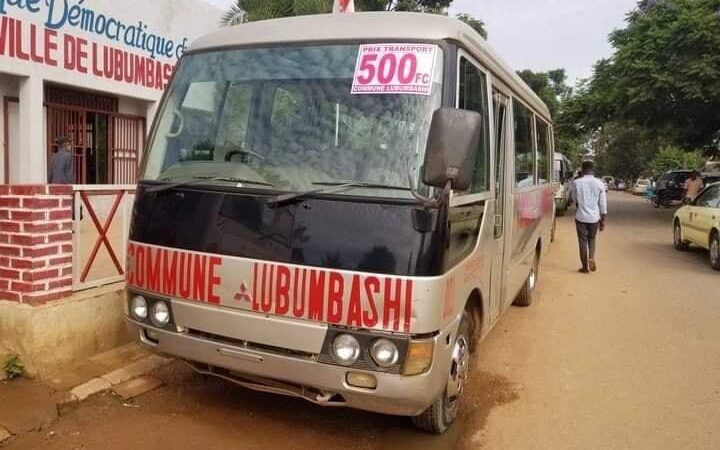 Haut-Katanga : le bourgmestre de Lubumbashi fait un don de bus à la population de son entité