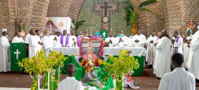 Kasaï oriental : l’église catholique de Mbujimayi rend hommage à Mgr Tharcisse Tshibangu Tshishiku par une messe