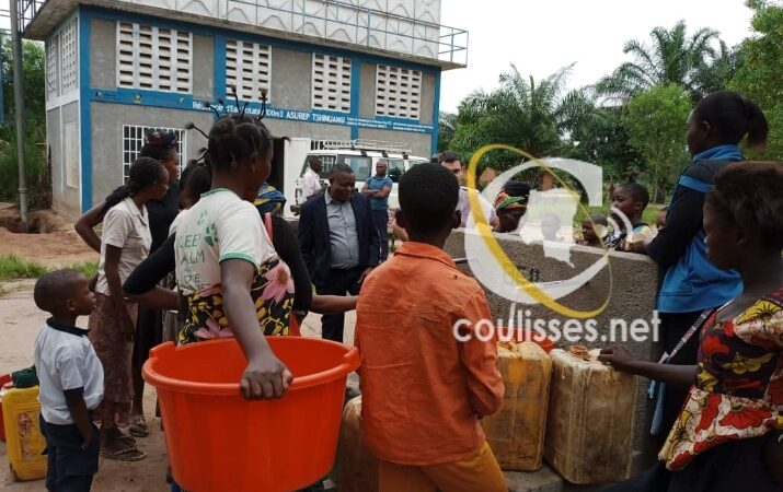 Kasaï oriental : le ministre des hydrocarbures, Lievin Mbuyamba visite les travaux d&rsquo;adduction d&rsquo;eau  au site Tshibombo