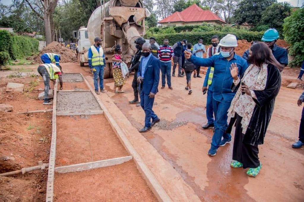 Lualaba : la gouverneure du Lualaba  inspecte les chantiers routiers ouverts à Kolwezi