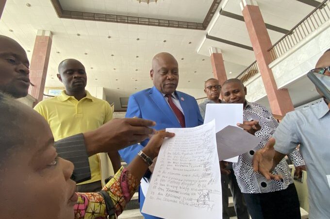 RDC : Steve Mbikayi à l’attaque, la constitution doit être révisée pour donner à Félix Tshisekedi 14 ans selon la volonté du peuple