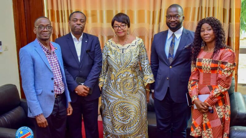 Kasaï oriental: Akim Musimwa présente le nouveau Directeur Régional Orange pour le Grand Kasaï à Jeannette Longa