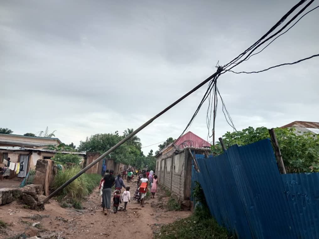 Kasaï oriental :  à la Kanshi, des poteaux électriques penchés sur les toits des maisons, la population appelle à l’intervention des autorités