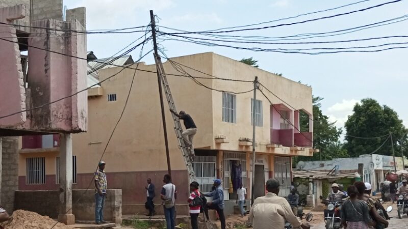 Kasaï oriental : l’Enerka mobilise ses équipes sur terrain pour entretenir les câbles électriques détruits par les pluies diluviennes