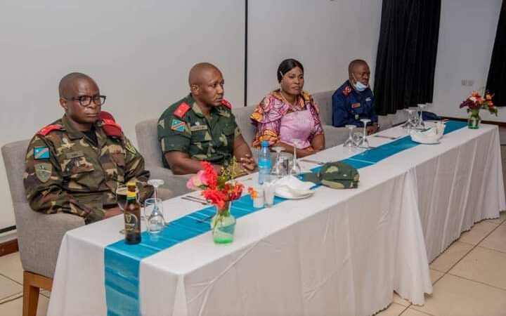 Lualaba : Fifi Masuka a communié avec  les officiers FARDC et PNC autour d’un repas