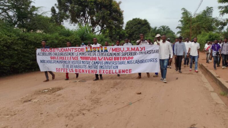 Kasaï oriental : marche des étudiants de l’ISTIA pour réclamer au ministre Muhindo la réouverture de leur institution