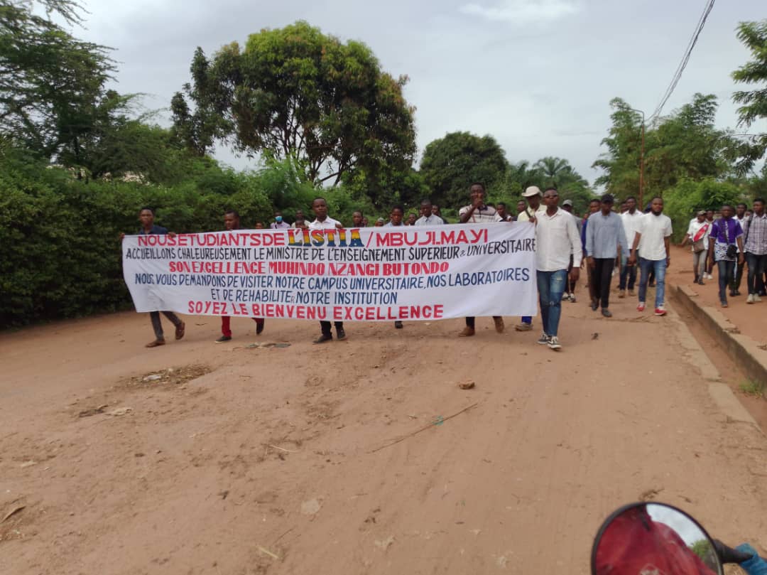 Kasaï oriental : marche des étudiants de l’ISTIA pour réclamer au ministre Muhindo la réouverture de leur institution