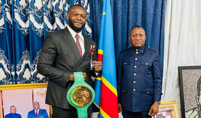 RDC : Martin Bakole présente sa ceinture à Jules Alingete