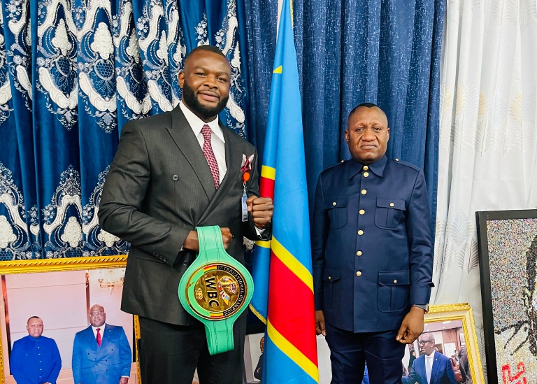 RDC : Martin Bakole présente sa ceinture à Jules Alingete