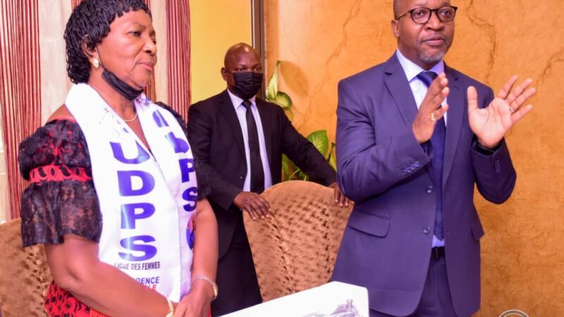 RDC : Eddy Mundela fait un don en machines à coudre et argent aux femmes de l’UDPS pour leur autonomisation