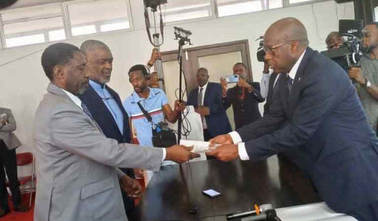 RDC: le gouvernement congolais décide de remettre le passeport diplomatique de feu Patrice Emery Lumumba à son fils