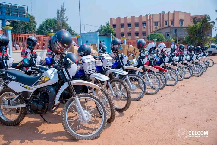 Kasaï oriental : des motos, vélos et équipements médicaux remis à la DPS par le biais du Gouverneur Mathias Kabeya