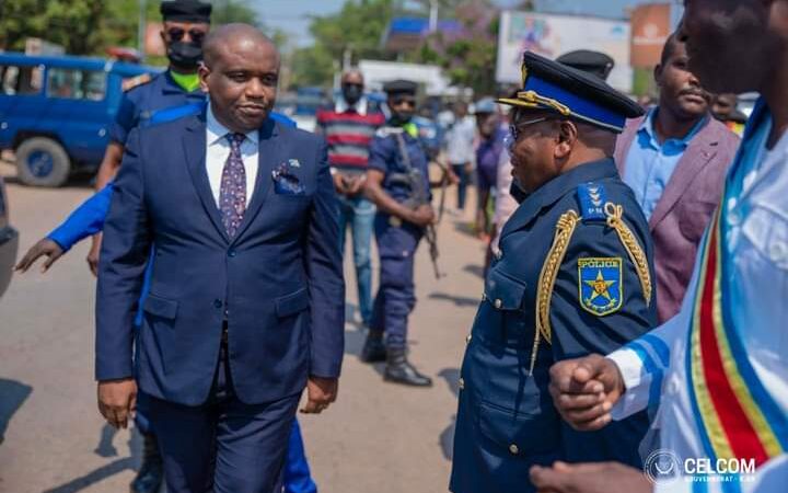 Kasaï oriental : cérémonie de prise d’armes, le Gouverneur Mathias Kabeya présente son gouvernement à la police