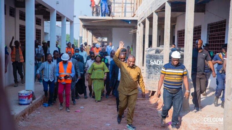 Kasaï oriental : Mathias Kabeya inspecte les travaux de construction de l&rsquo;hôpital de la Muya
