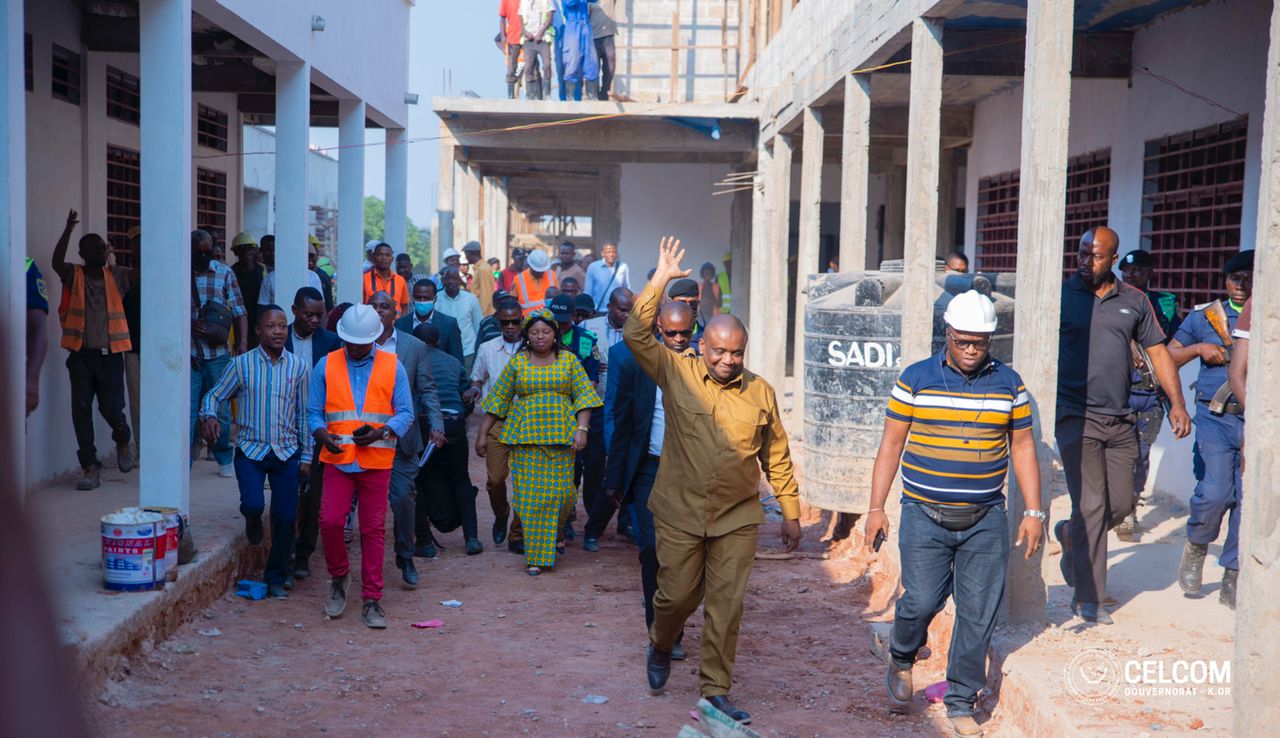 Kasaï oriental : Mathias Kabeya inspecte les travaux de construction de l&rsquo;hôpital de la Muya