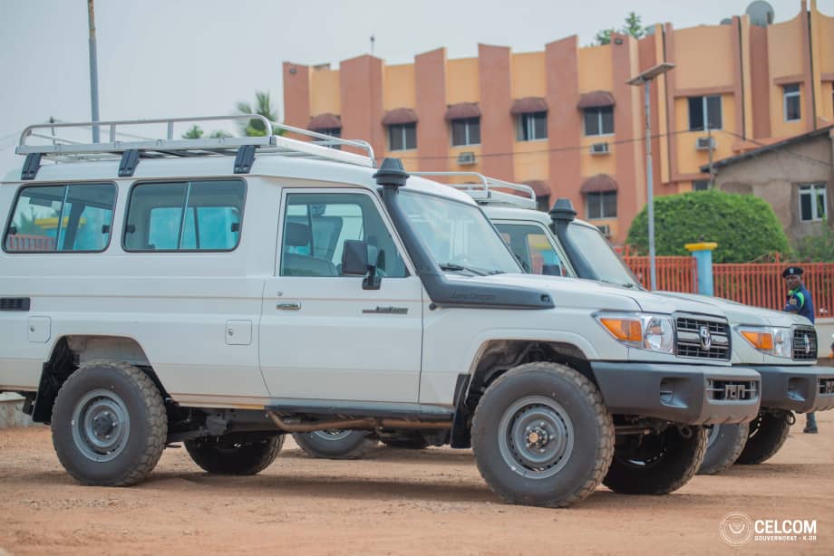 Kasaï oriental : le FPI dote deux jeeps au gouvernorat et au diocèse de Mbujimayi pour faciliter le suivi des travaux sur terrain