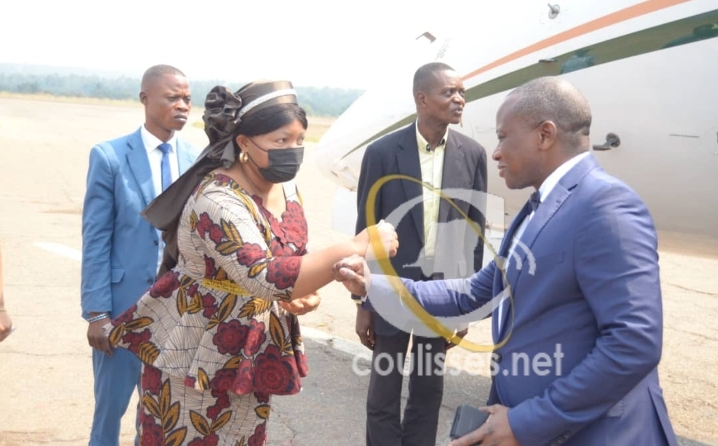 Kasaï oriental : le ministre Chérubin Okende en mission d’inspection de l’aéroport de Mbujimayi accueilli par Julie Kalenga