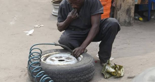 Kinshasa: à 14 ans, Trésor Mulumba est un enfant réparateur des pneus dans la commune de Matete
