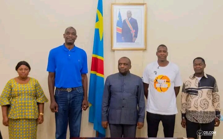 Kasaï oriental : Mutombo Dikembe annonce à Mathias Kabeya l’inauguration du stadium de basket-ball de son école