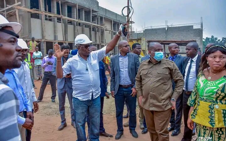 Kasaï oriental : Mathias Kabeya visite les infrastructures scolaires et sanitaires financées par le FPI