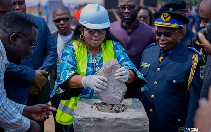 Kasaï oriental: Julie Kalenga pose la première pierre pour la construction d’un commissariat et 4 sous-commissariats de la police de proximité à Diulu