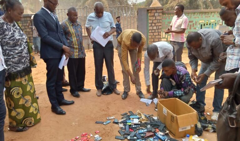 Kasaï oriental : plusieurs téléphones ravis dans les centres d’examen d’État incinérés sur ordre du Proved Mwinkeu Tshiend