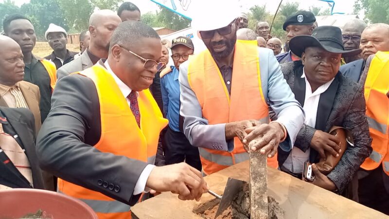 Kasaï oriental : construction du bureau de la poste à Kabeya Kamwanga, Didier Musete et Ananias Muzadi posent la première pierre