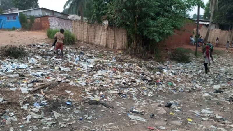 Kasaï oriental : dans la commune de Diulu, le croisement de l’avenue Cipiya et Bafuafua transformé en  poubelle publique