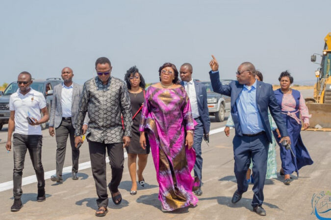 Tanganyika: la Gouverneure Julie Ngungwa Mwayuma inspecte les travaux de réfection de la piste de l’aéroport de Kahinda