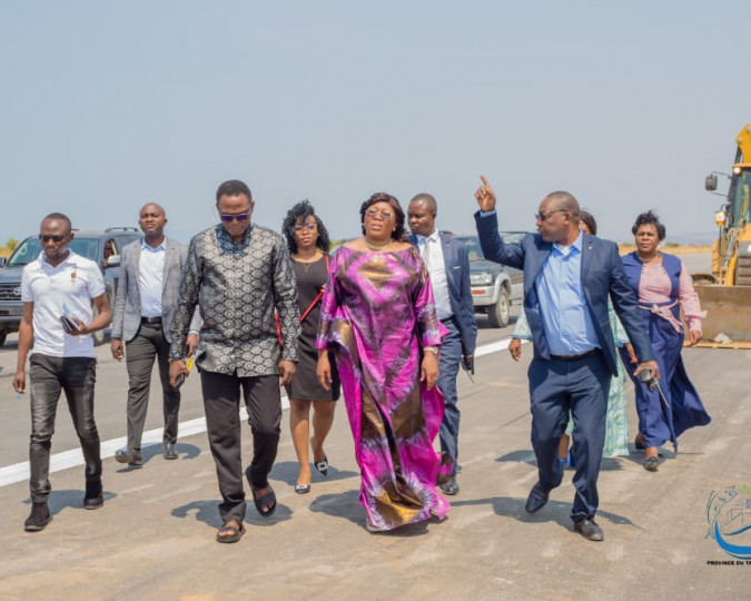 Tanganyika: la Gouverneure Julie Ngungwa Mwayuma inspecte les travaux de réfection de la piste de l’aéroport de Kahinda