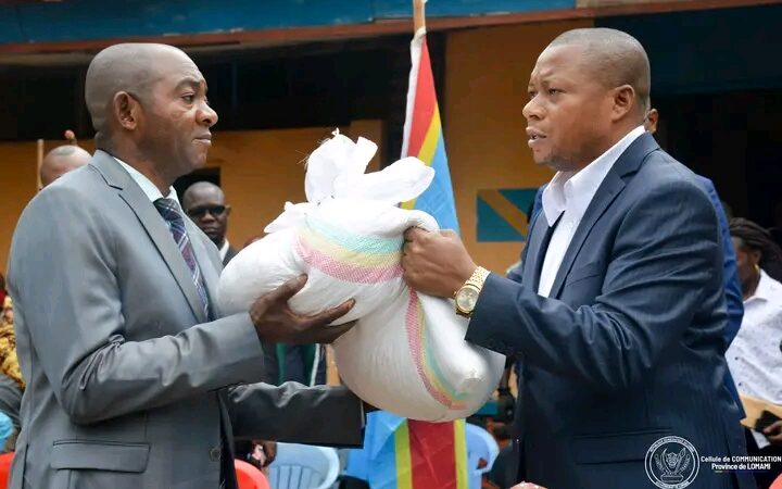 Lomami : le Gouverneur Nathan Ilunga remet 25 kg des maïs améliorés aux agriculteurs