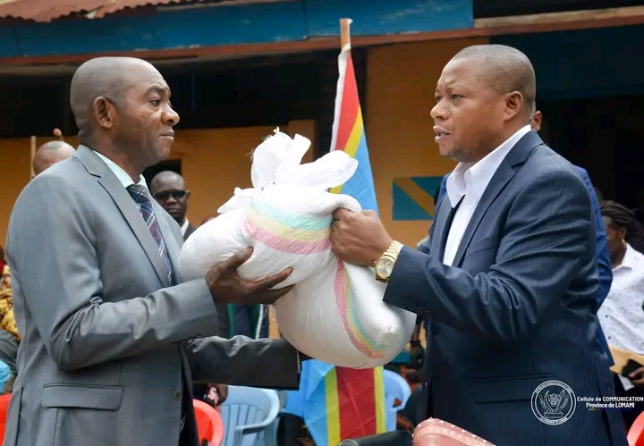 Lomami : le Gouverneur Nathan Ilunga remet 25 kg des maïs améliorés aux agriculteurs