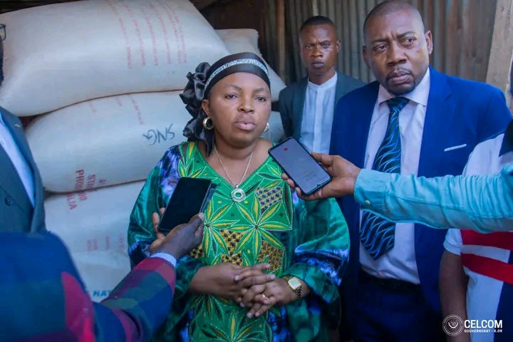 Kasaï oriental : Julie Kalenga lance officiellement la vente publique des maïs de Kanyama Kasese conservés frauduleusement dans un dépôt d’un commerçant