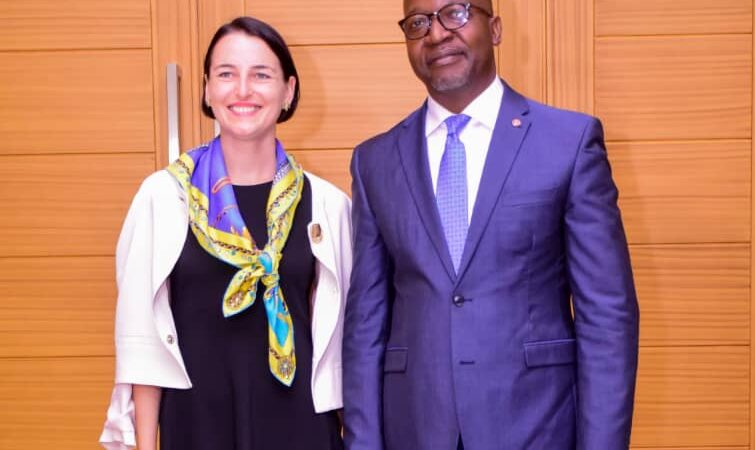 RDC-Sénat : Eddy Mundela rassure la tenue des élections en 2023 à Sabine MEHNERT de l’Ambassade d’Allemagne