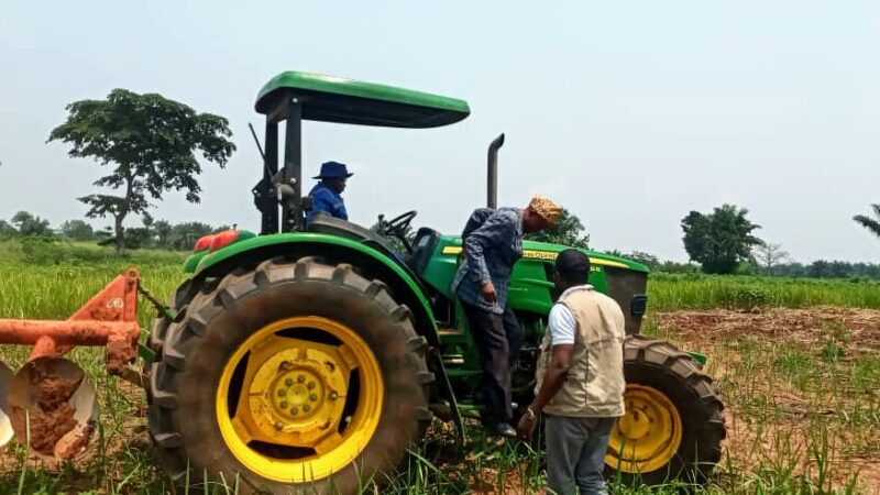 Kasaï oriental : IITA lance le labour de 500 hectares des paysans autour du site agricole de Nkwadi