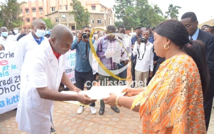 Kasaï oriental : la Gouverneure intérimaire Julie Kalenga reçoit le mémorandum du Synamed dans lequel il réclame le respect des engagements du gouvernement congolais