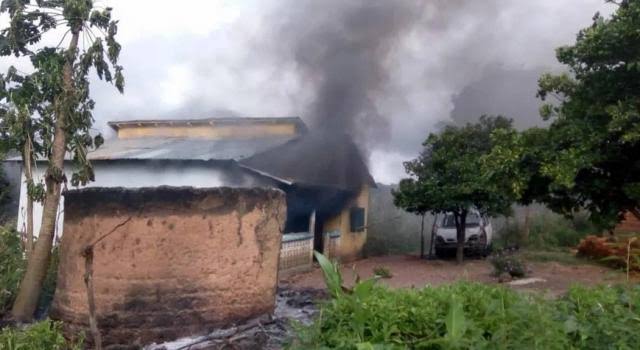 Kasaï oriental : incendie de la maison de l’administrateur du territoire de Katanda après l’assassinat d’un homme dans un champ