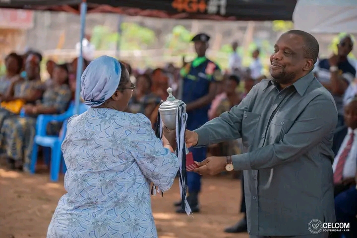 Kasaï oriental :  le gouverneur Mathias Kabeya honore les enseignants de sa province