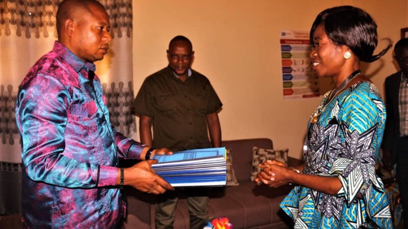Lomami: Louis Adoula transmet un arsenal des textes juridiques au gouverneur Nathan Ilunga
