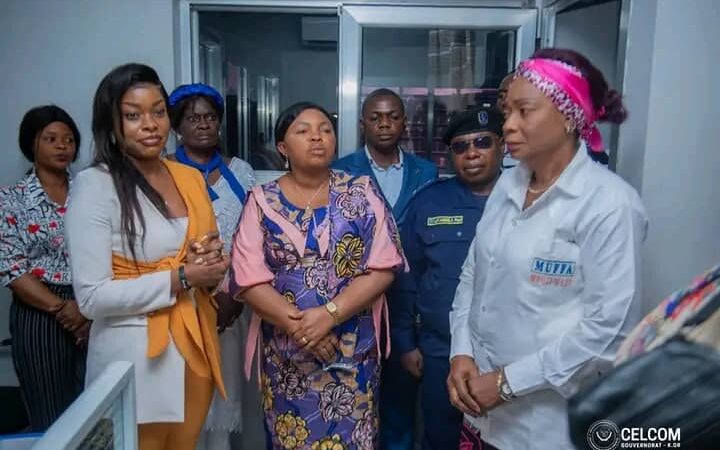 Kasaï oriental : la vice-gouverneure Julie Kalenga visite les installations de la Mutuelle des femmes à Mbujimayi