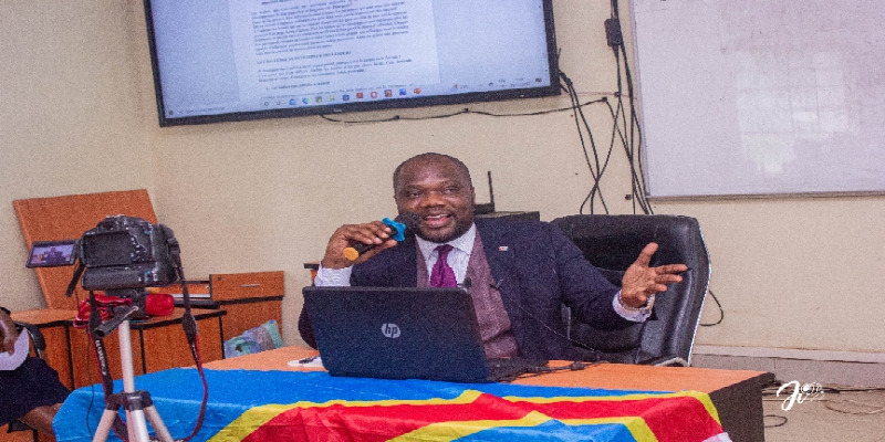 Kasai oriental : le président national d’U26 Tresor Mpumbu clôture la formation sur les 21 lois irréfutables du leadership de John Maxwell