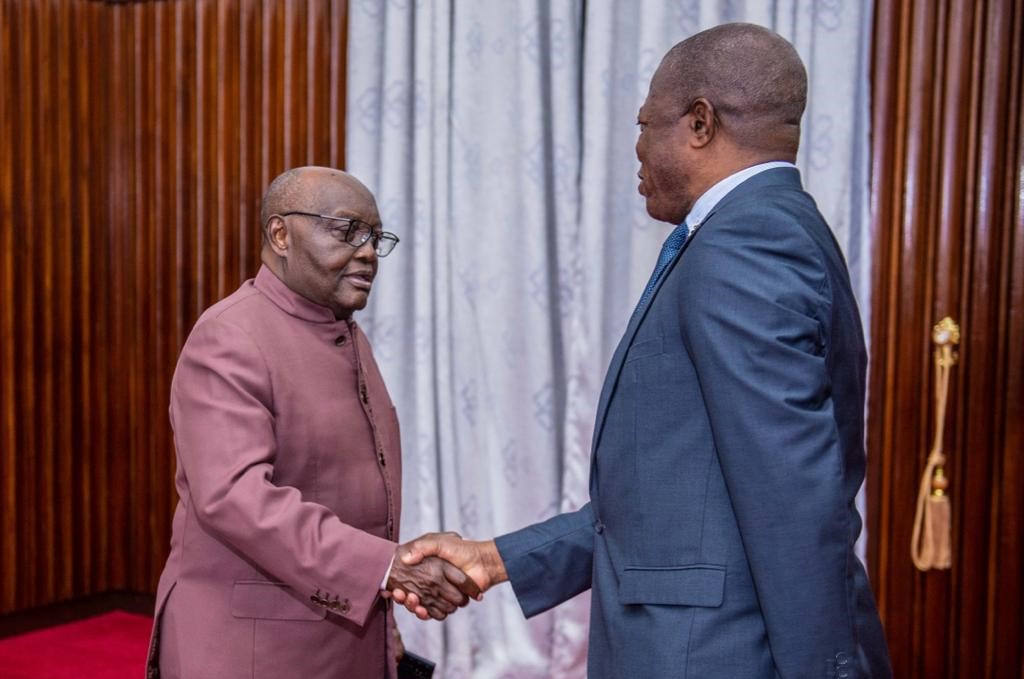 RDC : tête-à-tête André Mbata – Mutombo Bakafuansenda diplomate congolais accrédité en Suisse