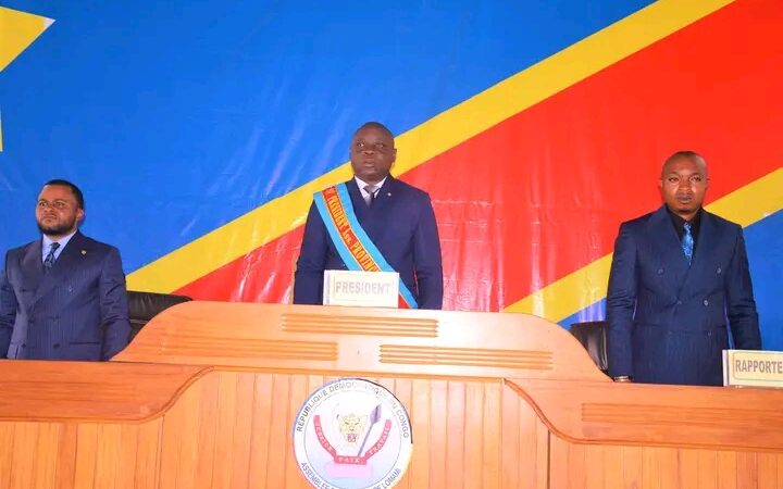 Lomami : clôture de la session de septembre, le président de l’Assemblée provinciale Bertos Kabey appelle les députés provinciaux à passer les vacances parlementaires dans leurs fiefs électoraux
