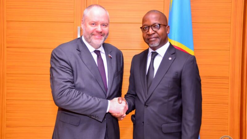 Sénat-Diplomatie : Nikolay V. remet à Eddy Mundela l’invitation de la RDC à la 2 ème conférence parlementaire internationale Russie -Afrique