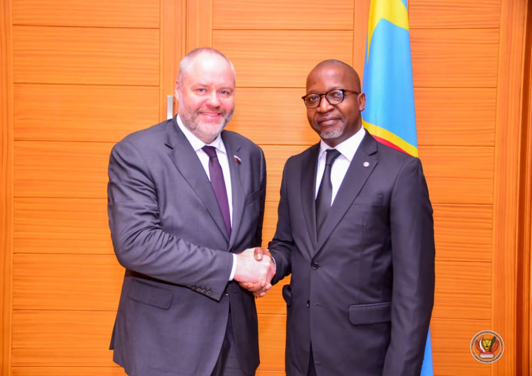 Sénat-Diplomatie : Nikolay V. remet à Eddy Mundela l’invitation de la RDC à la 2 ème conférence parlementaire internationale Russie -Afrique
