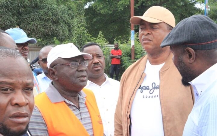 Kasaï oriental : David Mukeba effectue une visite d’inspection des travaux de la voirie urbaine