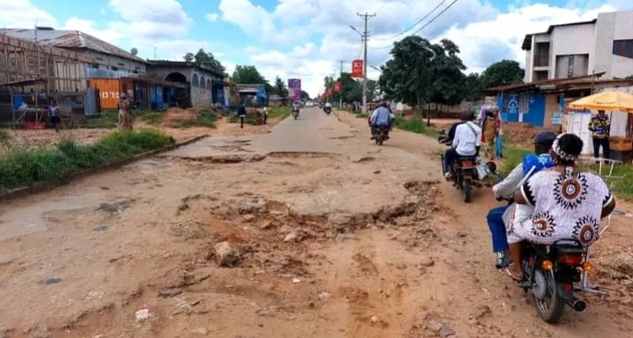 Kasaï oriental : cette dégradation de l’avenue Ngalula Mpandajila, qui inquiète les conducteurs des engins roulants